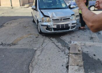 Incidente stradale in pieno centro cittadino a Comiso: ferita una donna