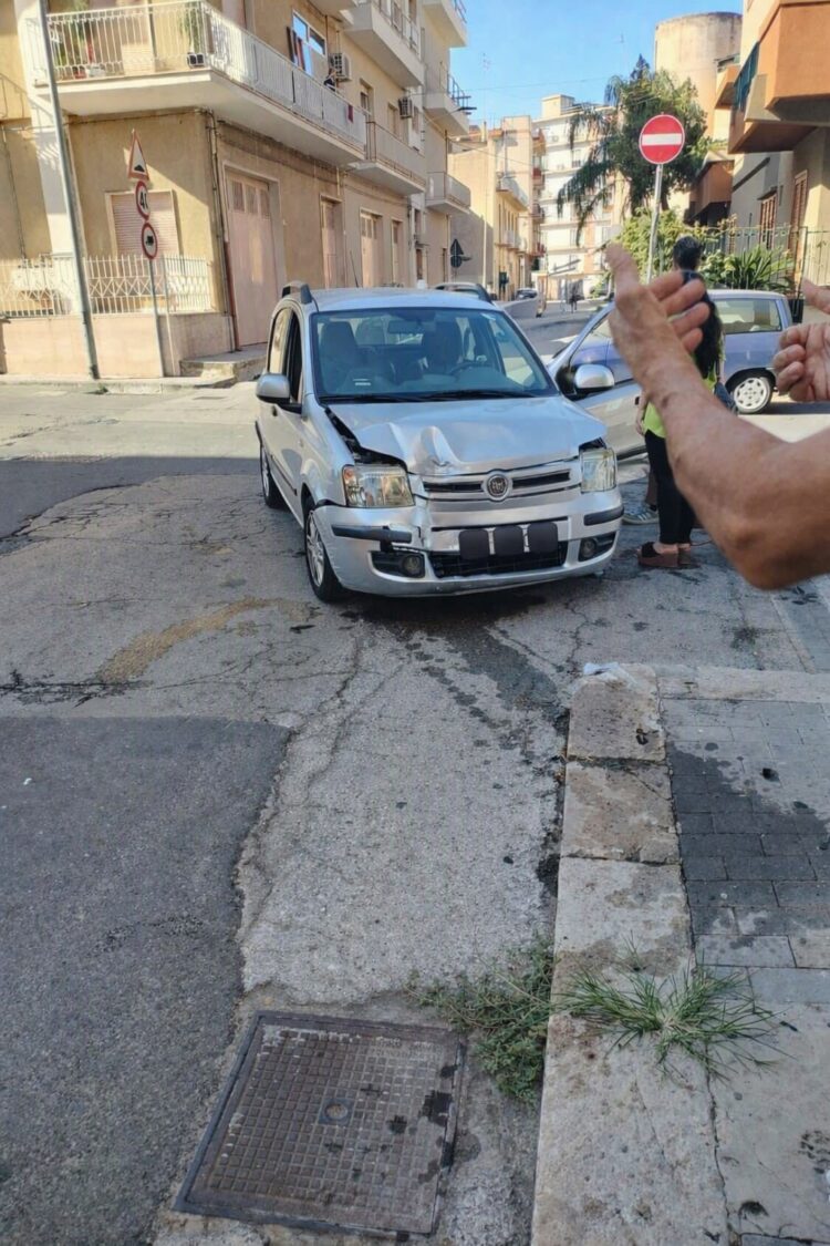 Incidente stradale in pieno centro cittadino a Comiso: ferita una donna