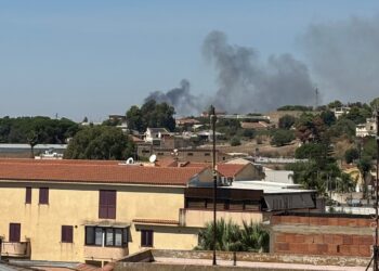 Vittoria, incendio a Montecalvo: fumo visibile a chilometri di distanza