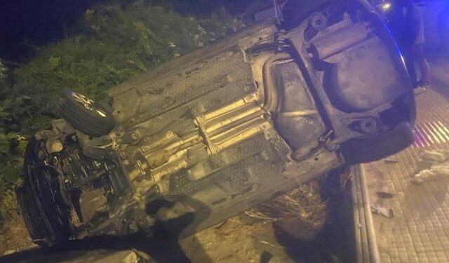 Paura nella notte a Pozzallo: auto in corsa si schianta contro vetture in sosta