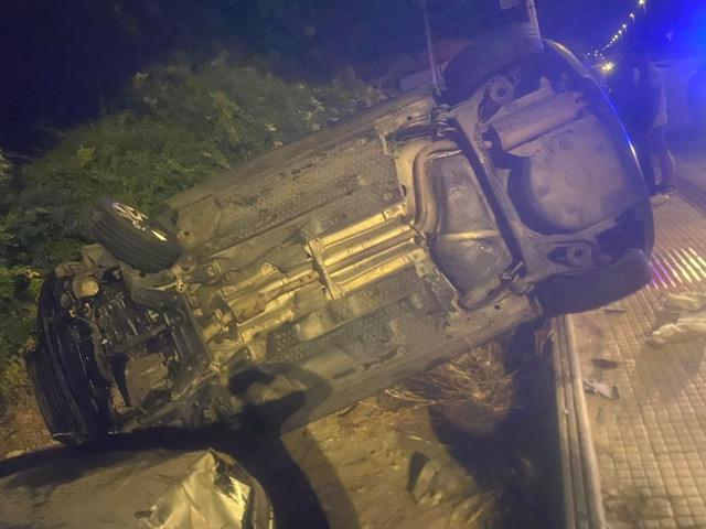 Paura nella notte a Pozzallo: auto in corsa si schianta contro vetture in sosta