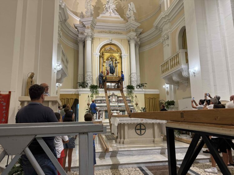 Giarratana, la “Scinnuta” del simulacro del patriarca un momento di grande suggestione