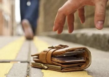 Ragusa, trova portafoglio con 2900 euro: 52enne di origini marocchine lo consegna ai carabinieri