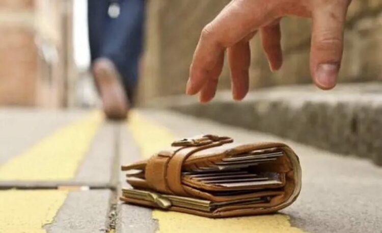 Ragusa, trova portafoglio con 2900 euro: 52enne di origini marocchine lo consegna ai carabinieri