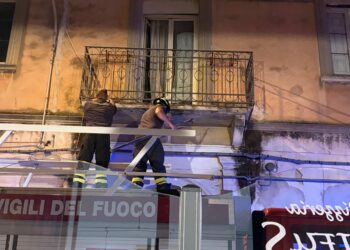 Vittoria, crollo sfiorato in centro: cede un balcone