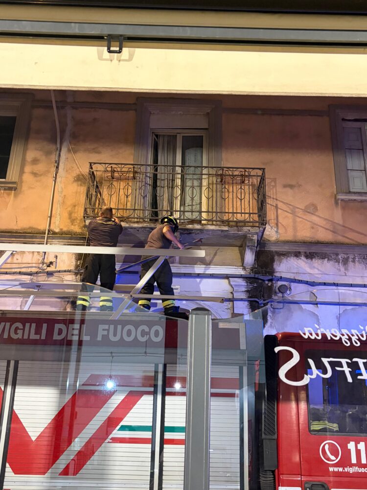 Vittoria, crollo sfiorato in centro: cede un balcone