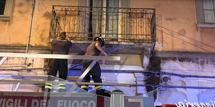 Vittoria, crollo sfiorato in centro: cede un balcone
