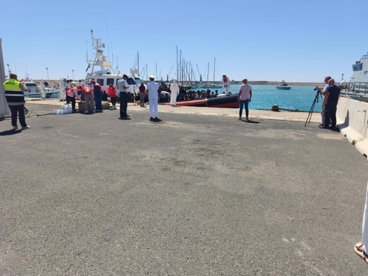 Porto di Pozzallo, sbarcano cento migranti in meno di dodici ore