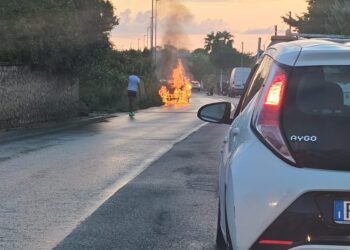 Ragusa, auto in fiamme sulla strada per S. Croce