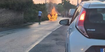 Ragusa, auto in fiamme sulla strada per S. Croce