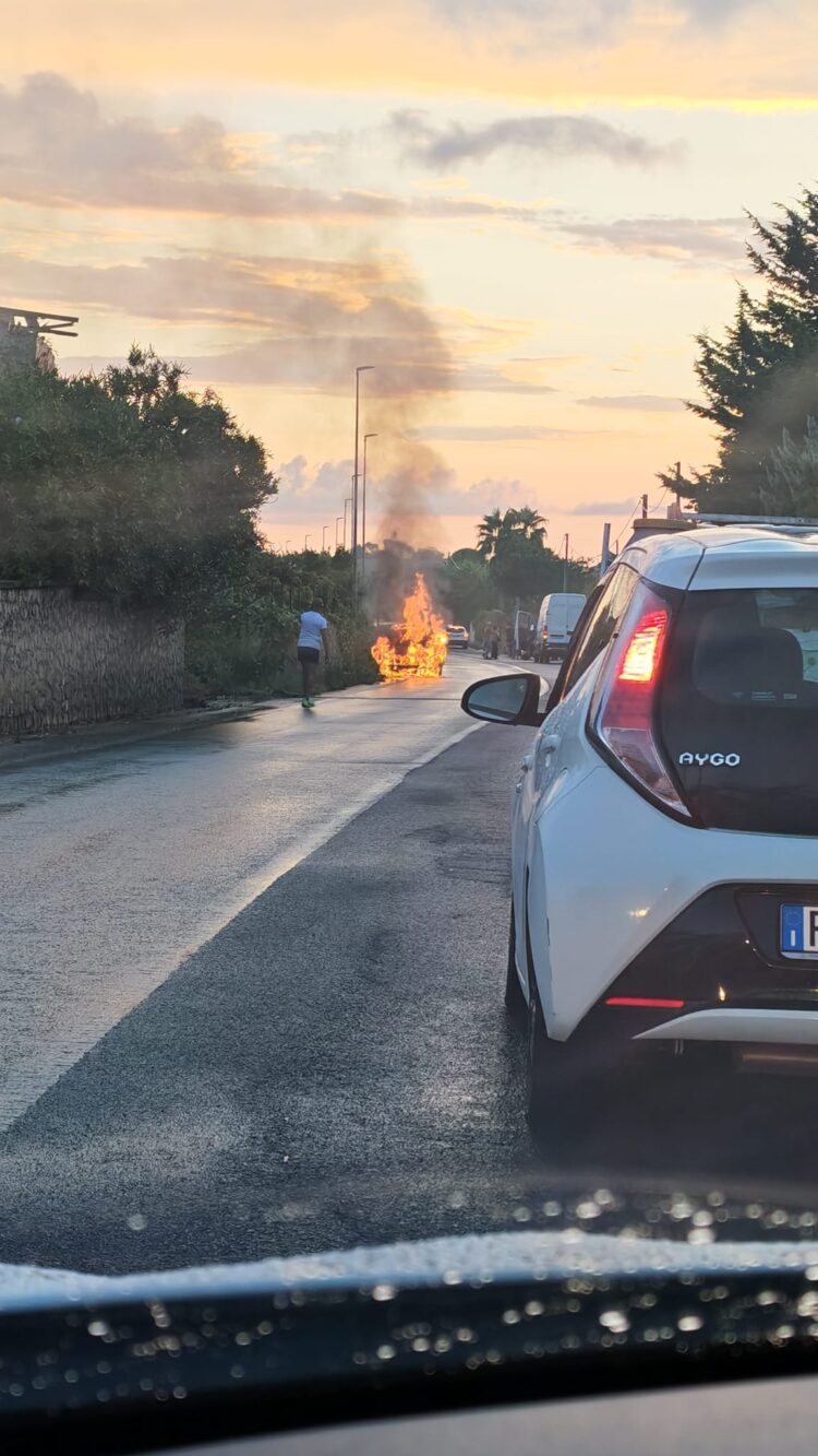 Ragusa, auto in fiamme sulla strada per S. Croce