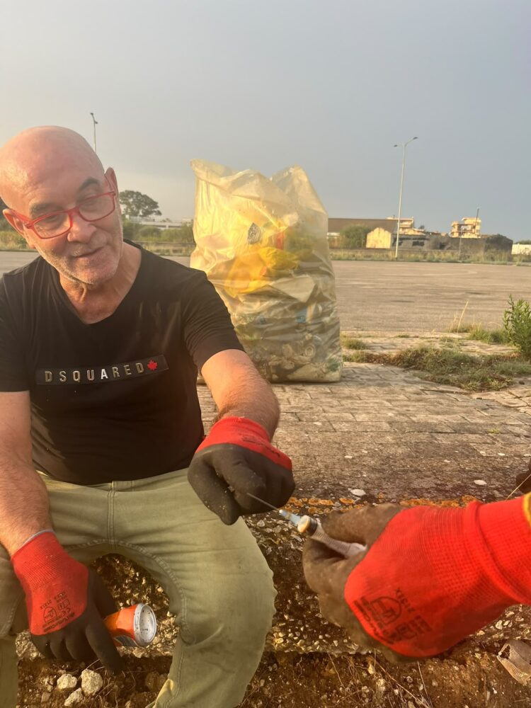 Da Treviso a Vittoria per sostenere l’ambiente: donati cartelli contro l’abbandono dei rifiuti