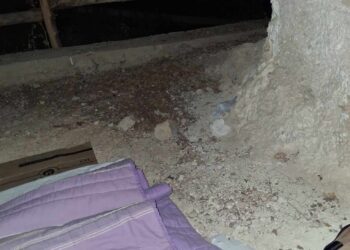 Vittoria, una giovane coppia vive tra le grotte della villa comunale: “Non troviamo lavoro”