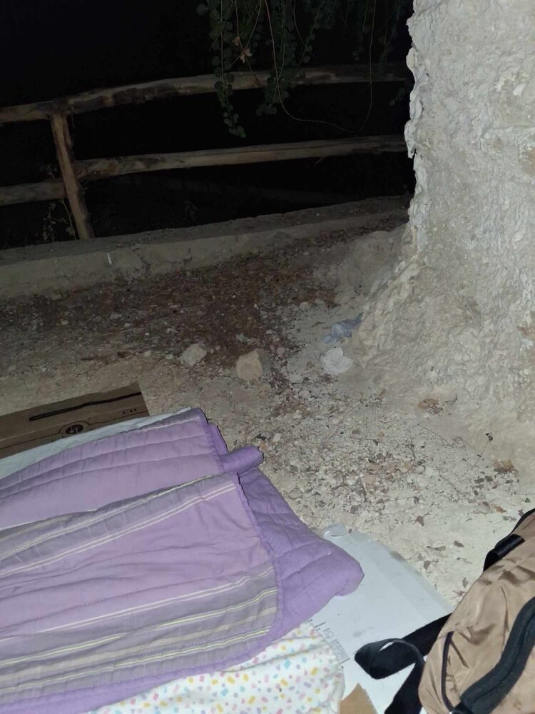 Vittoria, una giovane coppia vive tra le grotte della villa comunale: “Non troviamo lavoro”