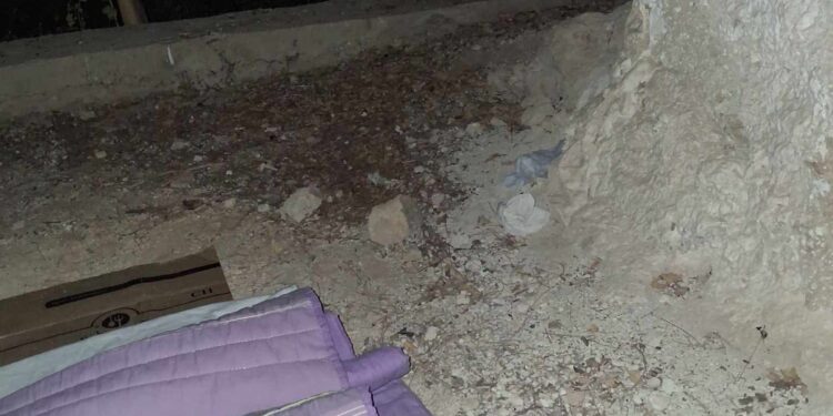 Vittoria, una giovane coppia vive tra le grotte della villa comunale: “Non troviamo lavoro”