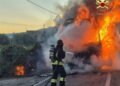 Autocarro in fiamme sulla Ss 115