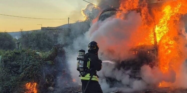 Autocarro in fiamme sulla Ss 115