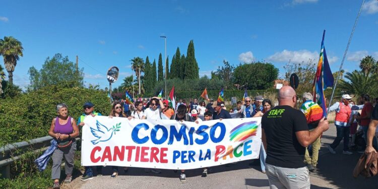 Il cammino della pace a Comiso, il vescovo La Placa ai manifestanti: “La pace sia con voi”