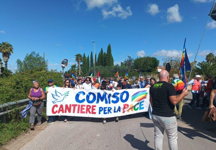 Il cammino della pace a Comiso, il vescovo La Placa ai manifestanti: “La pace sia con voi”