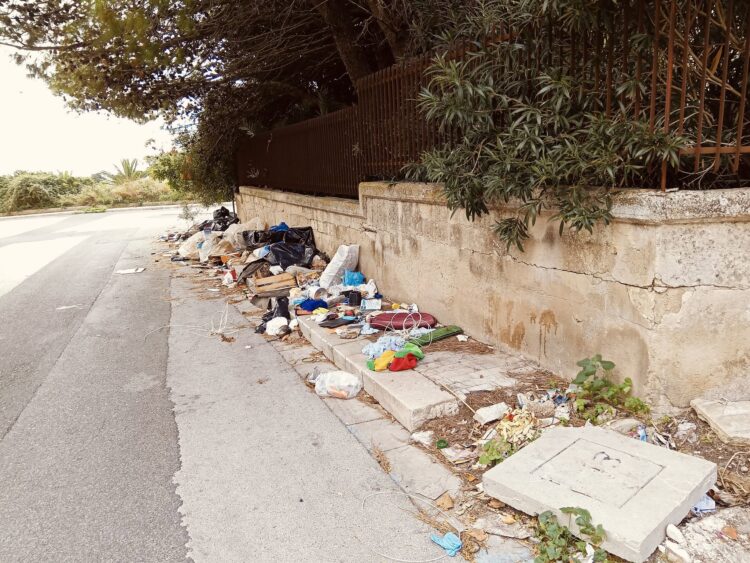 Ragusa e la via Terranova trasformata in discarica