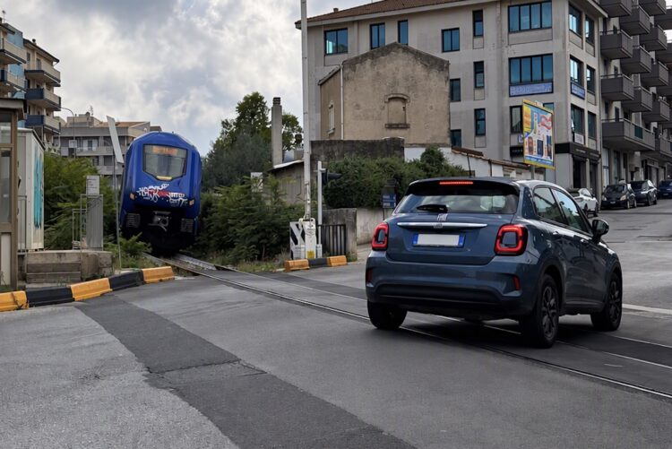 Ragusa, passa l’auto e le sbarre del passaggio a livello restano alzate mentre il treno sta per transitare
