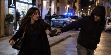 Vittoria, scippa una donna in pieno centro