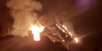 Rogo notturno alla diga di Santa Rosalia, vegetazione in fiamme
