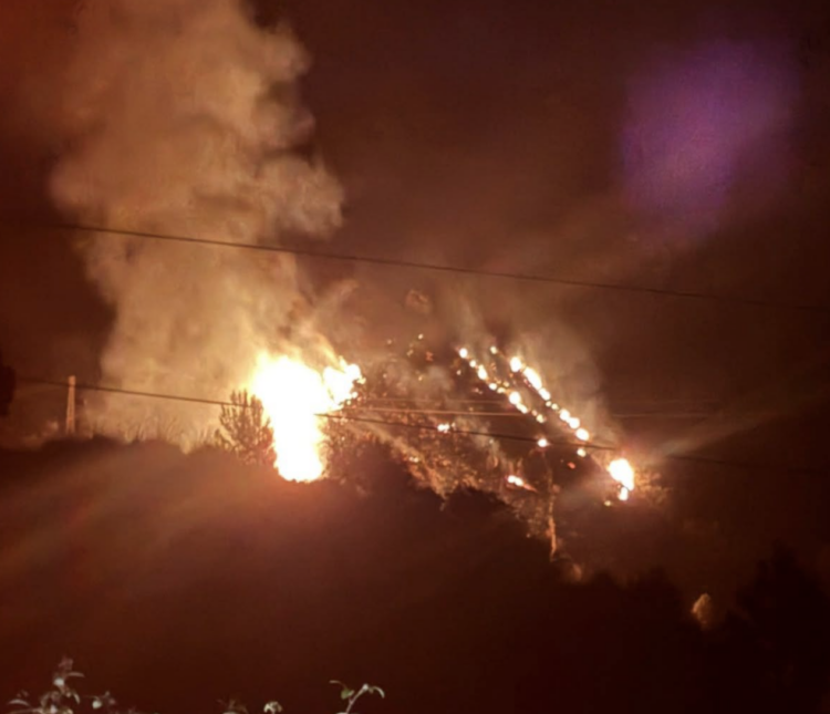 Rogo notturno alla diga di Santa Rosalia, vegetazione in fiamme