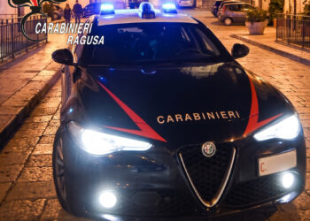 Modica, rubano gasolio da un camion in sosta: presi due romeni