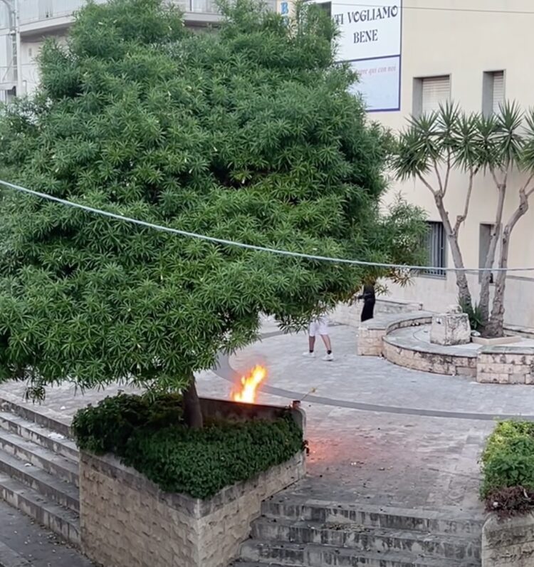 Comiso, incendiata la panchina nella piazzetta dedicata alla memoria di Biagio Attardi
