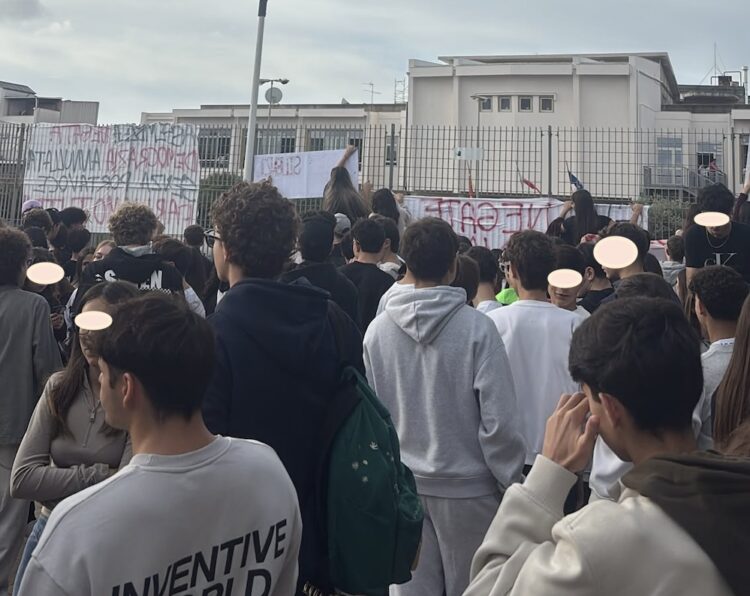 Studenti del Mazzini in sciopero a Vittoria: “Servono interventi sulla scuola”