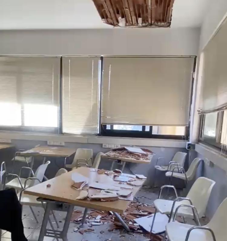 Vittoria, crolla parte del soffitto in una classe della scuola Pappalardo