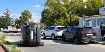 Comiso, auto si ribalta dopo aver urtato alcune vetture in sosta: ferita lievemente una donna
