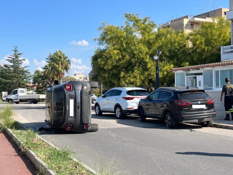 Comiso, auto si ribalta dopo aver urtato alcune vetture in sosta: ferita lievemente una donna