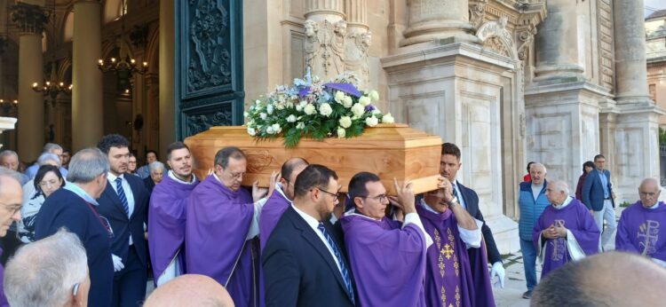 Ragusa ha reso l’ultimo saluto a don Salvatore Dinatale