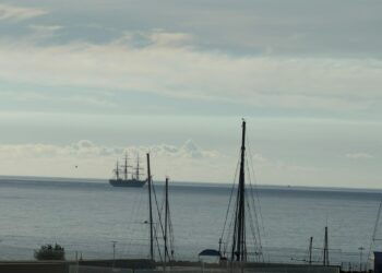 L’Amerigo Vespucci sfiora la costa iblea: da Donnalucata a Marina di Ragusa, poi il largo